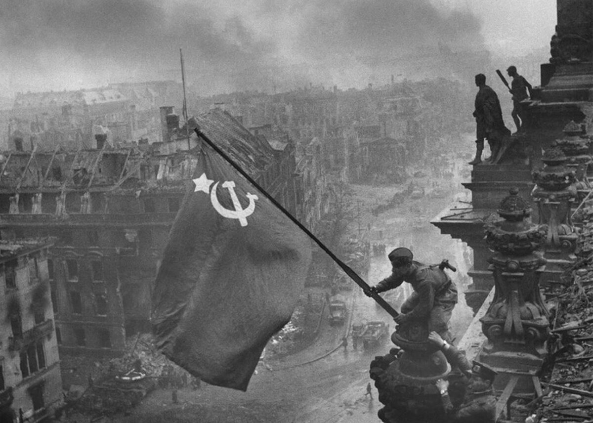 Флаг на рейхстаге кто поставил. Кантария флаг над Рейхстагом. 1 Мая Знамя Победы над Рейхстагом. 1 Мая флаг над Рейхстагом. На крыше Рейхстага было установлено Знамя Победы.