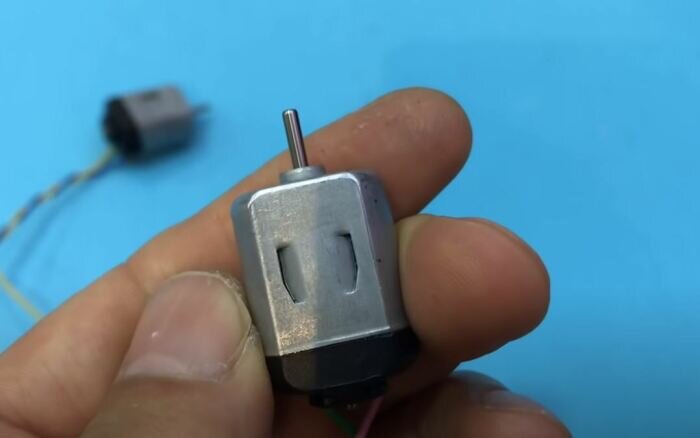 Сначала двигатель нужно разобрать. /Фото: youtube.com.