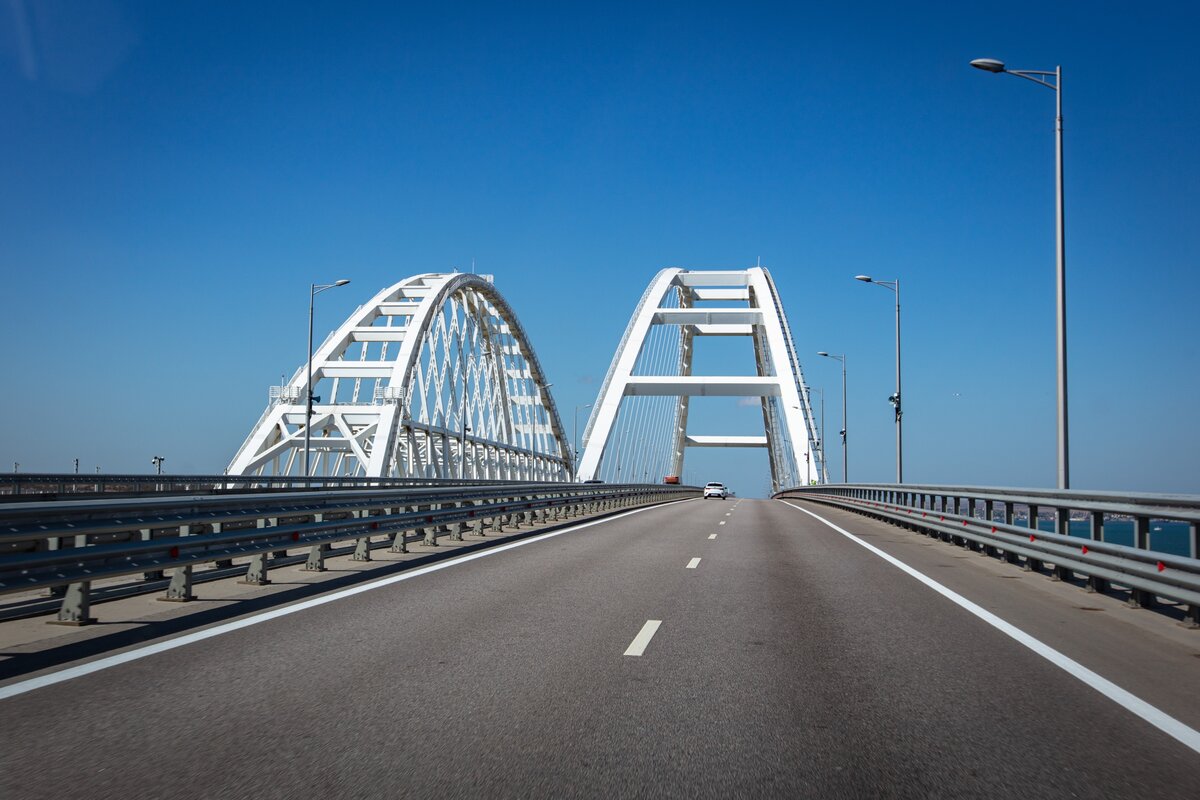 Ставшая уже знаменитой, арка "Крымского моста"