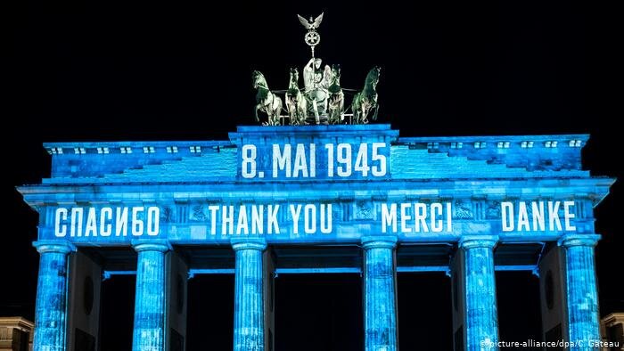 Ресурс: https://clck.ru/UiSBB "Поздним вечером 8 мая 1945 года капитуляция вступила в силу. Этой проекцией Берлин хотел бы спустя 75 лет поблагодарить союзников за освобождение Европы от национал-социализма"