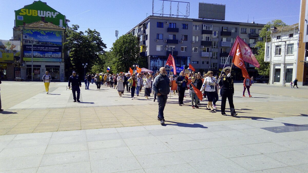 Девятого мая в болгарском городе Бургас, прошел, ставший уже традиционным, марш бессмертного полка. Шествие выходит на централную городскую площадь 'Тройката'