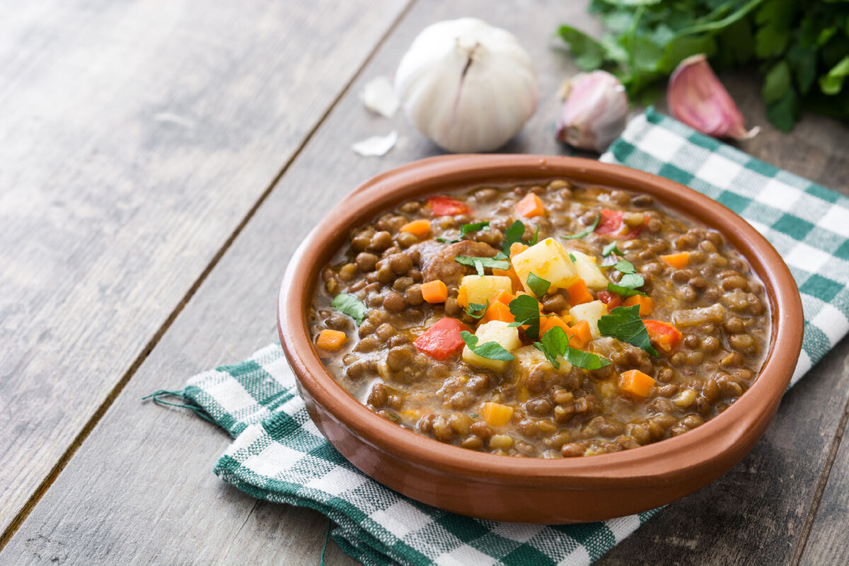 Простой суп из красной чечевицы с овощами - Лайфхакер