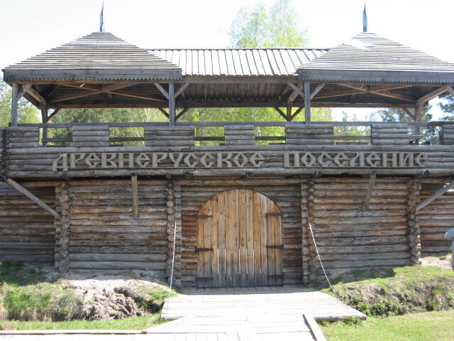 Личное фото автора статьи вход в краеведческий комплекс в Мещере