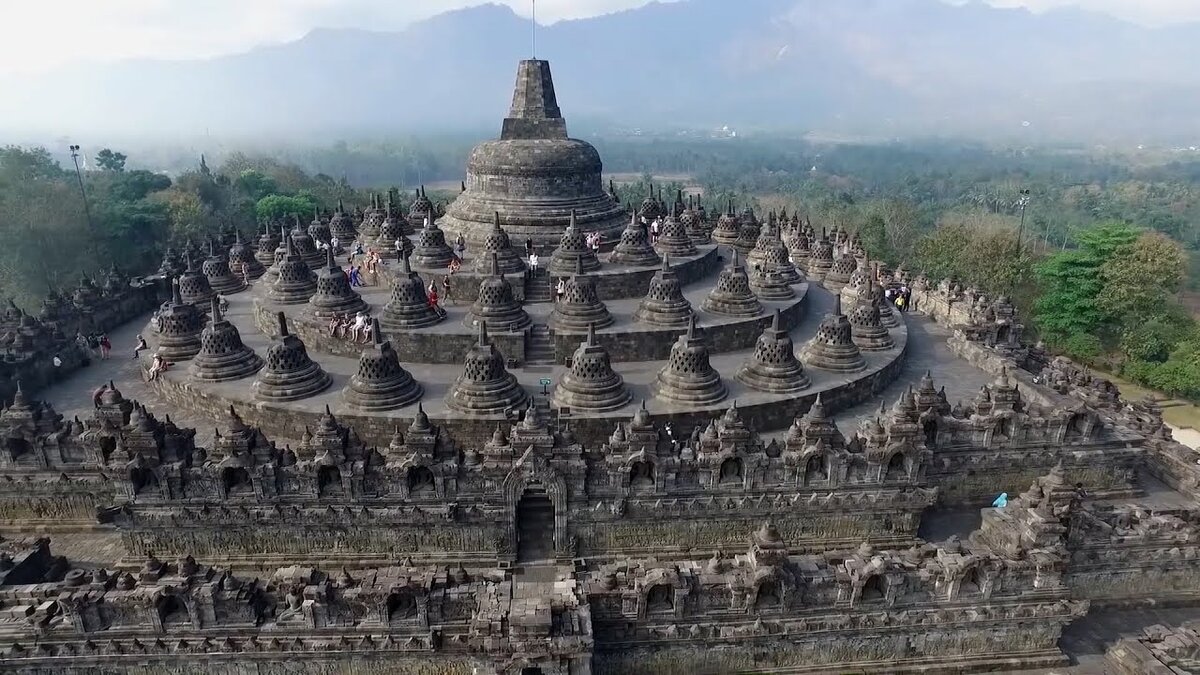 Боробудур, буддийский храм на горе/ Borobudur