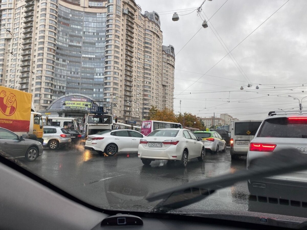 Загруженный перекресток оказывает негативное влияние на жителей дома.vestivrn.ru