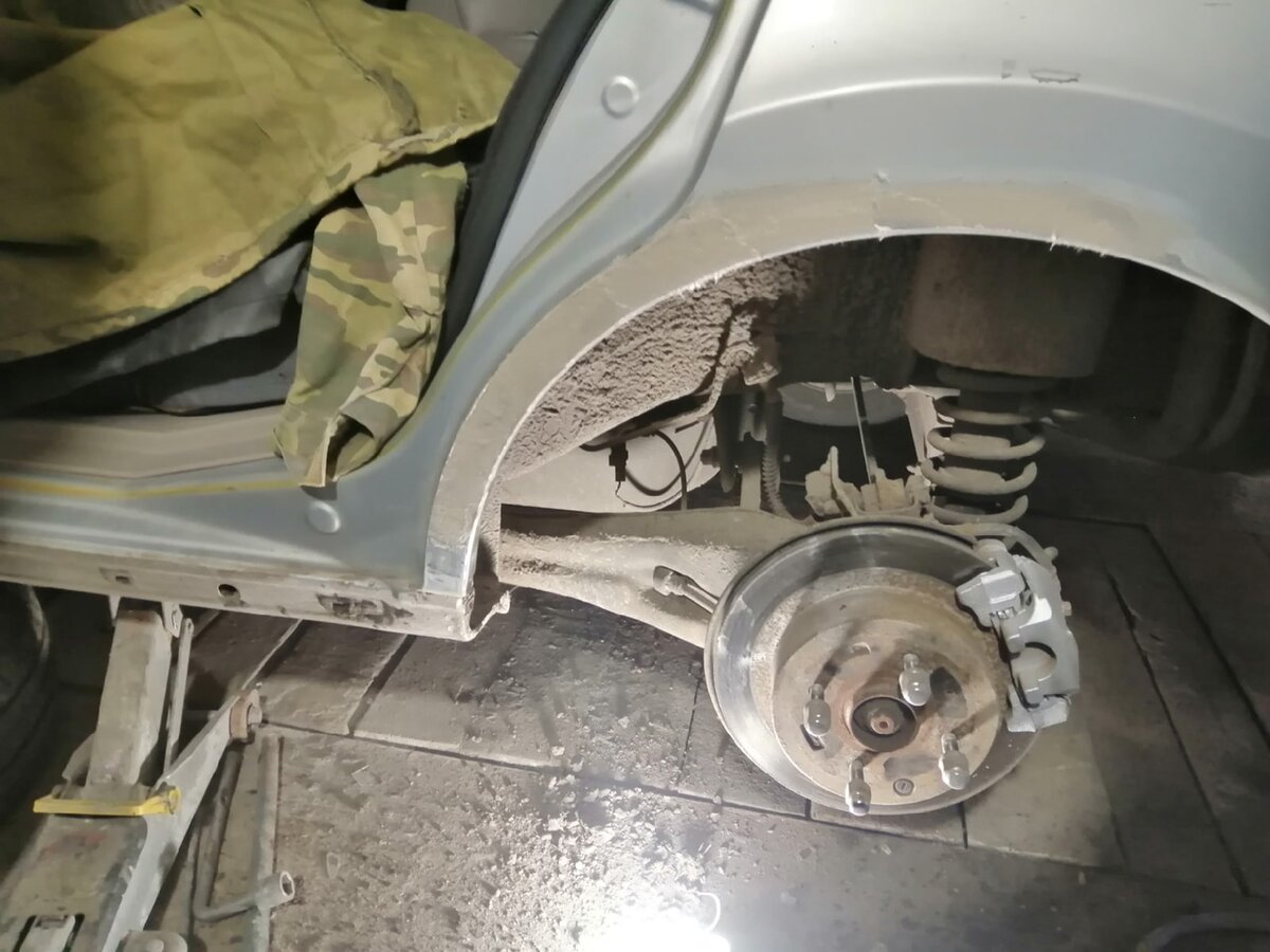 Зашел в гараж к знакомому перекупщику, посмотрел как он убирает сквозную коррозию за час, сделал фото его работы