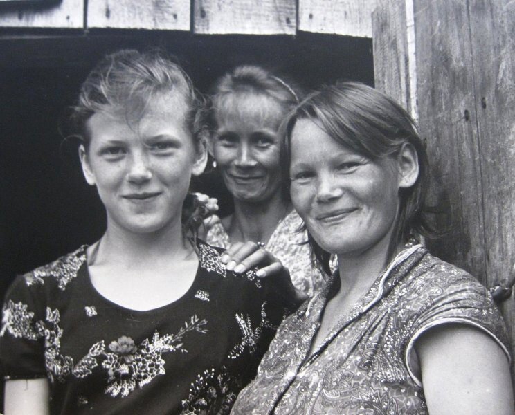 Оксана с тетками Таней и Галой
Юрий Григорьев, 1980 год, МАММ/МДФ.