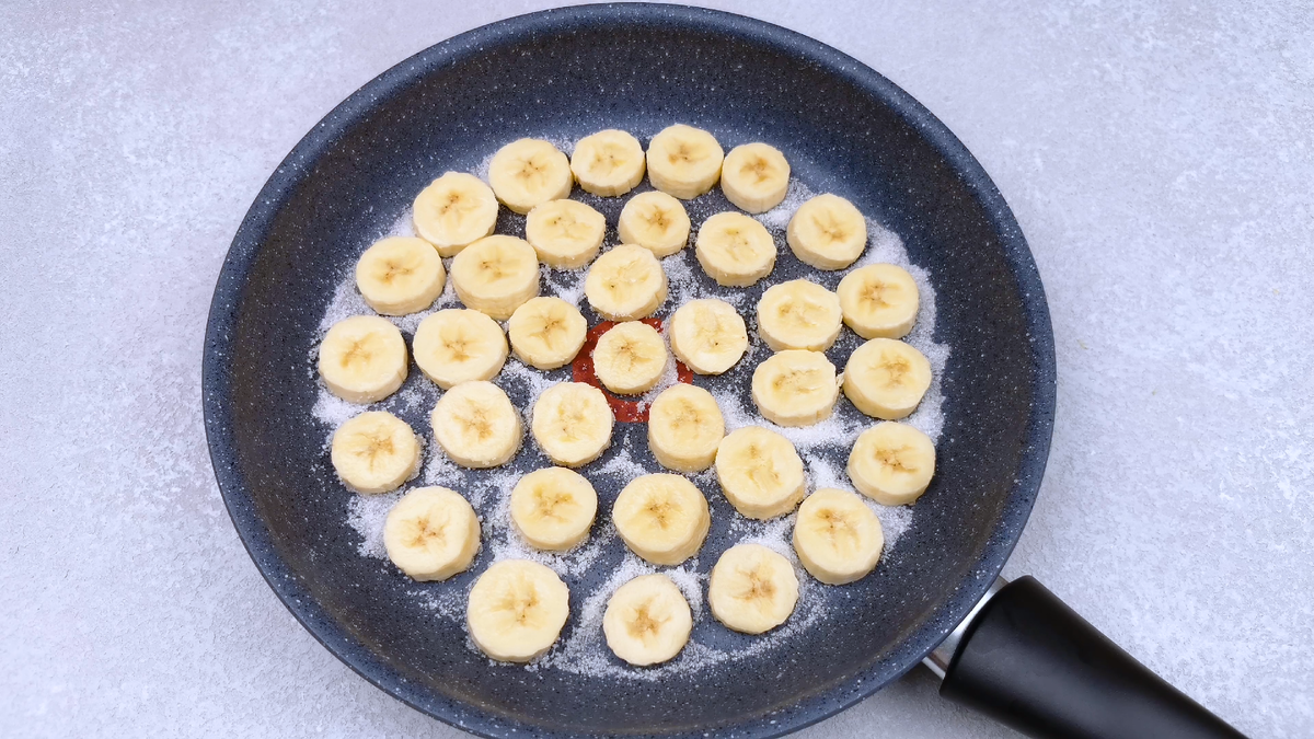 Порезать 2 банана. Выложить на сковороду                                                                                                Chop 2 bananas. Put in a frying pan