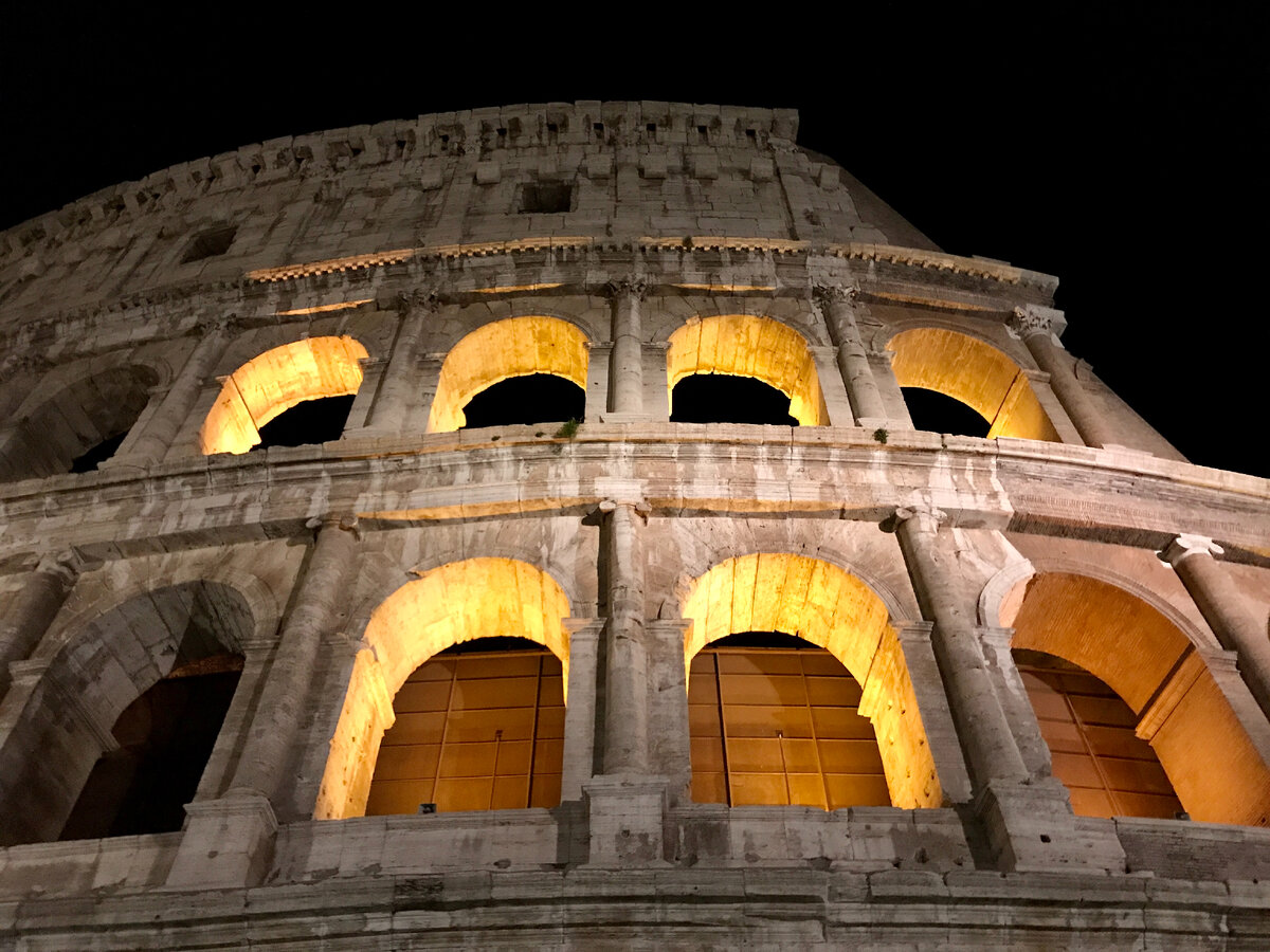 Италия 6 букв. Амфитеатр абстракция. Хелом Найт Колизей. Рим шот. Colosseum ին աւտմն.