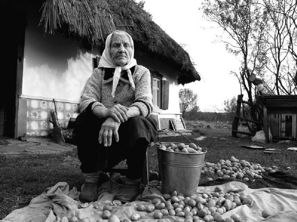 Село люди живут. Деревенская жизнь. Деревенская бабушка. Деревенские жители. Старая деревенская женщина.