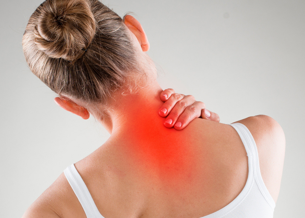 Болит спина сильно болит боль спины. Шея со спины. Боль в шейном отделе позвоночника.