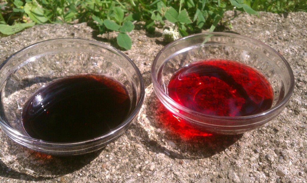 Слева ATF свежая из АКПП справа свежая, 