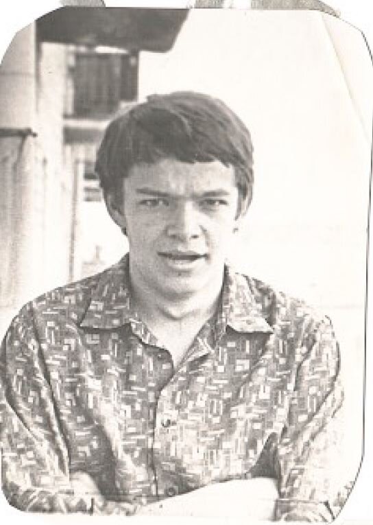 В молодости - худенький.