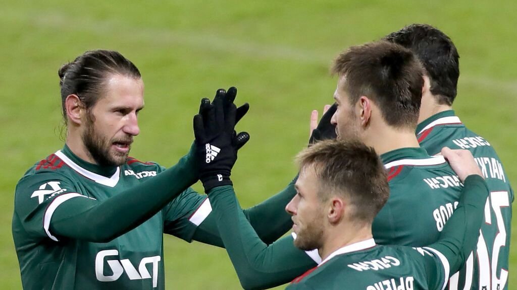 На фото: футболисты московского Локомотива (среди них Мацей Рыбус и Григорий Крыховяк