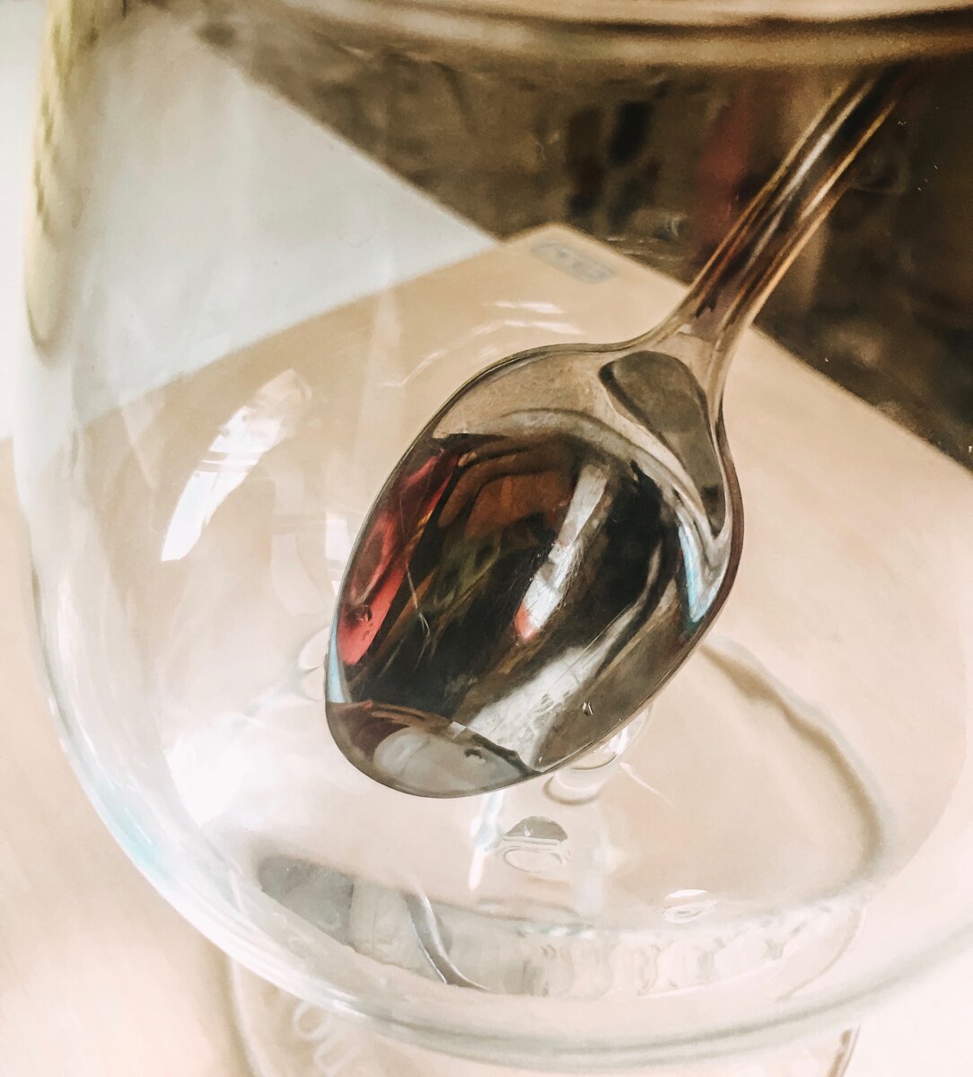 В поисках способа завивки натолкнулась на такой как “завивка ресничек обычной ложкой.”