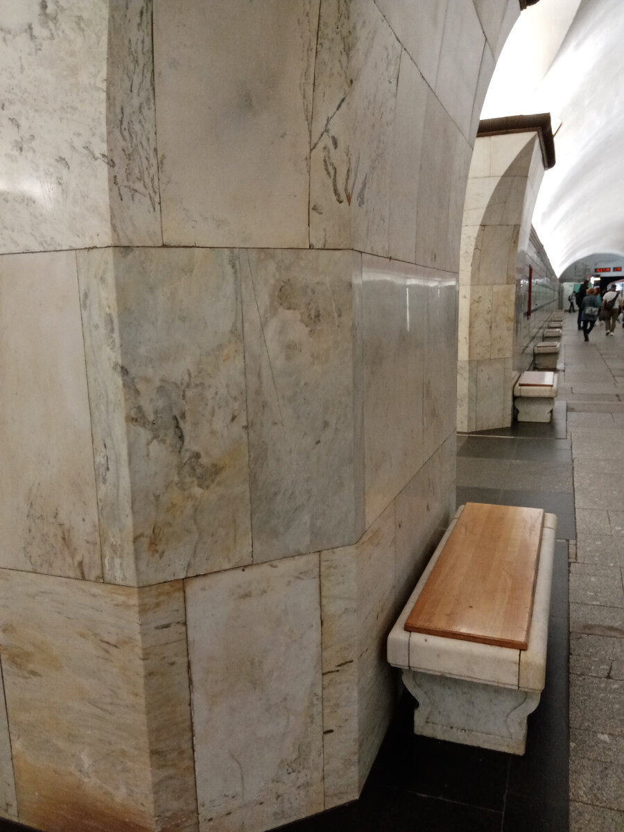 Станция Московского метро «Проспект Мира», радиальная.