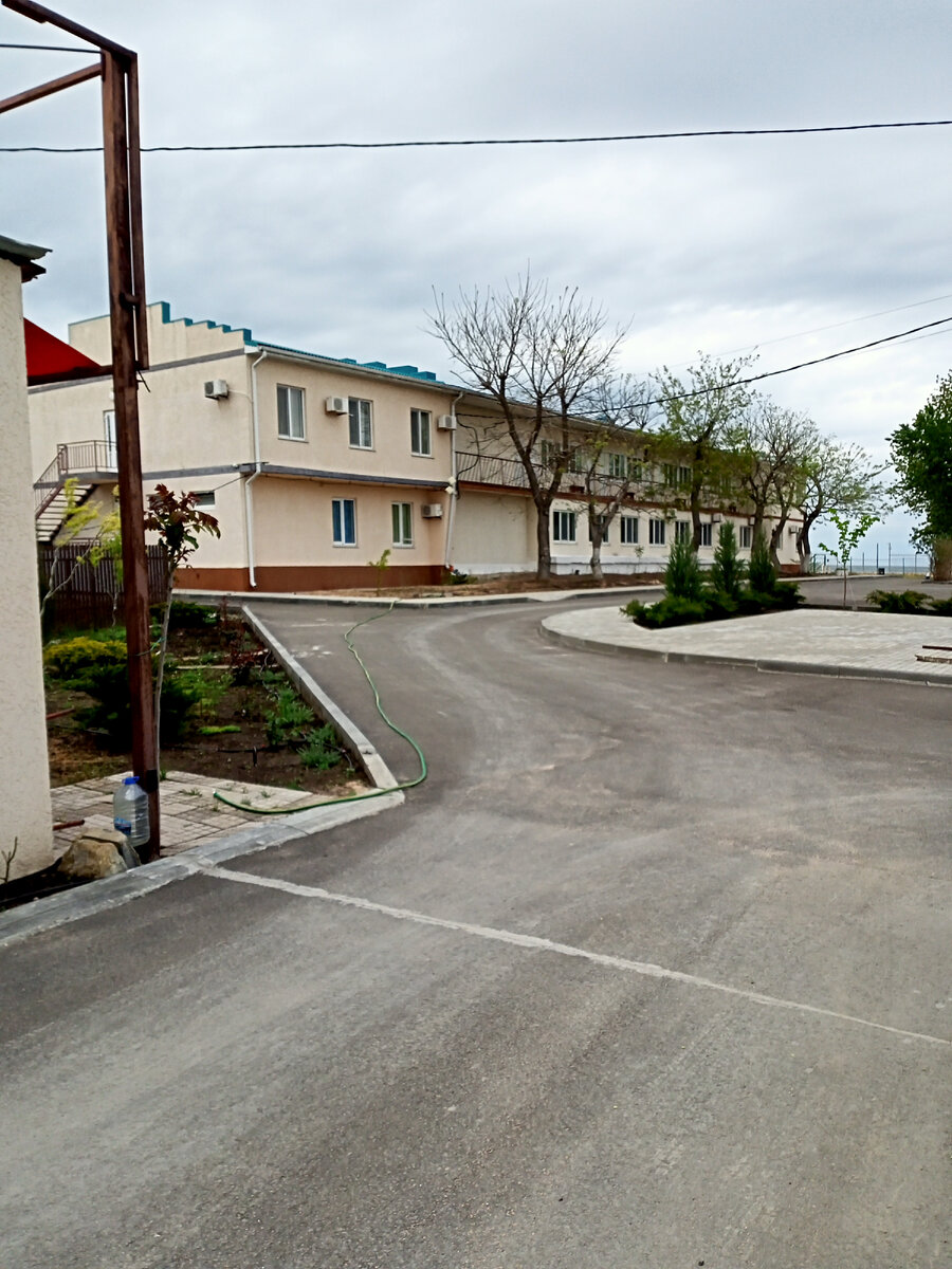 Центральный проезд базы.