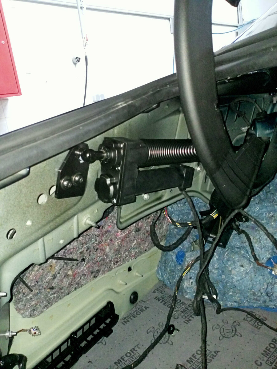 Размещение элементов электропривода в багажном отделении.