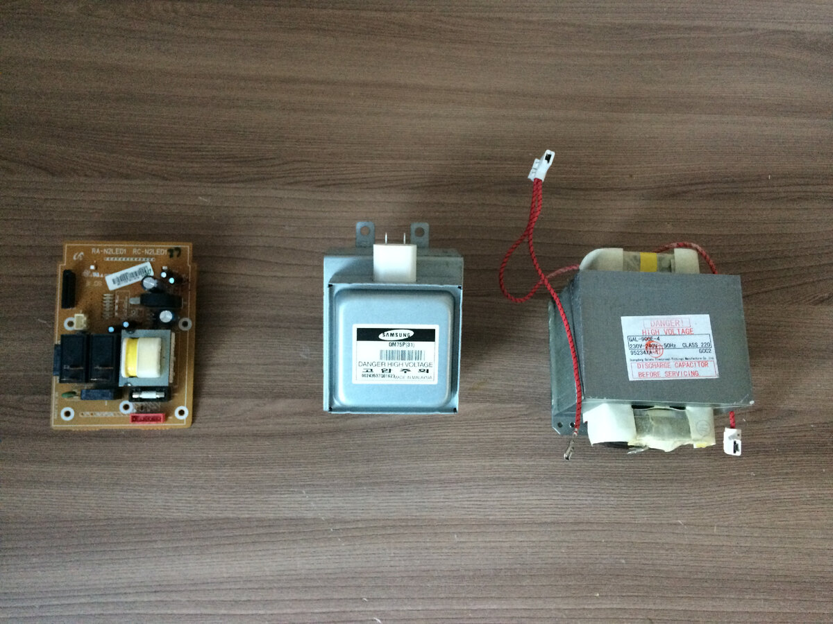 Магнетрон(в центре) - сердце микроволновой печи