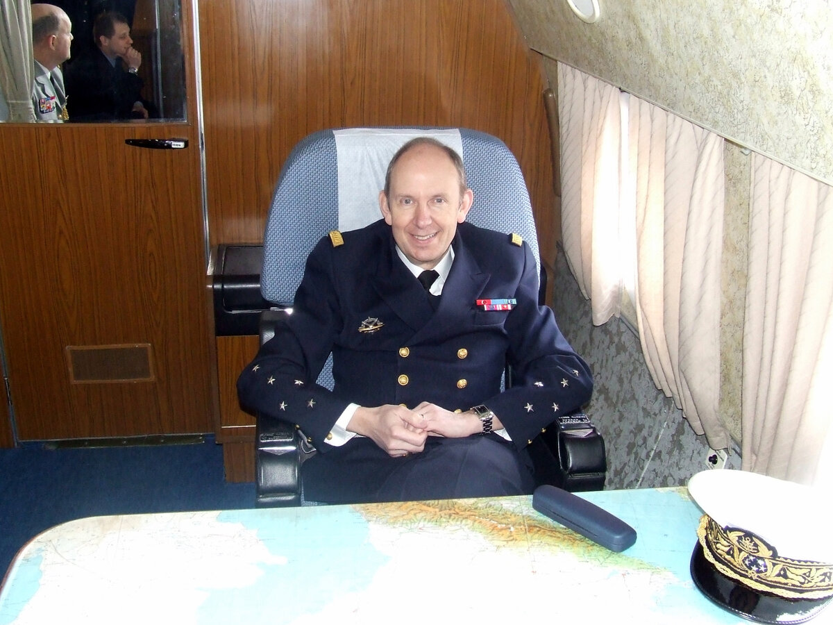 Командующий ВМС Франции внутри нашего Ту-134