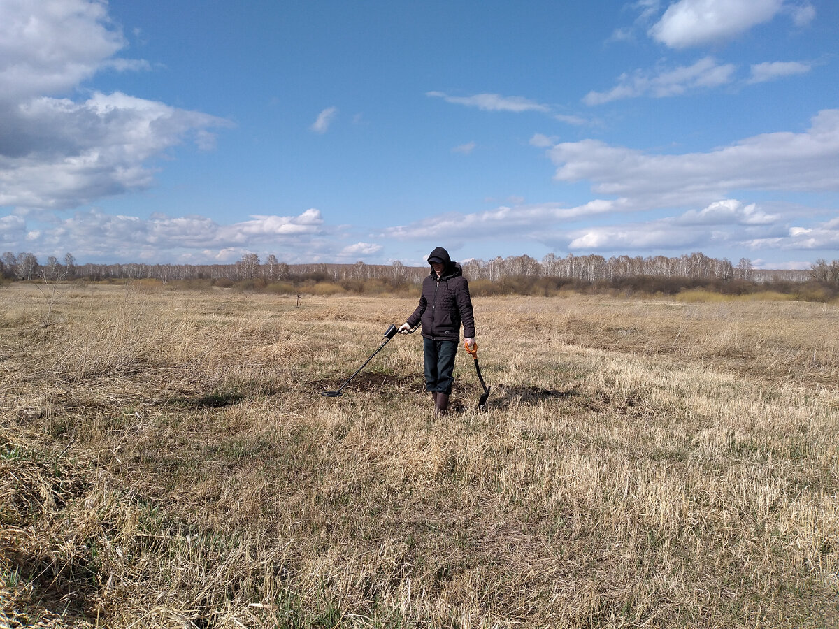 Стоял хутор - сейчас поле и разливы реки. 