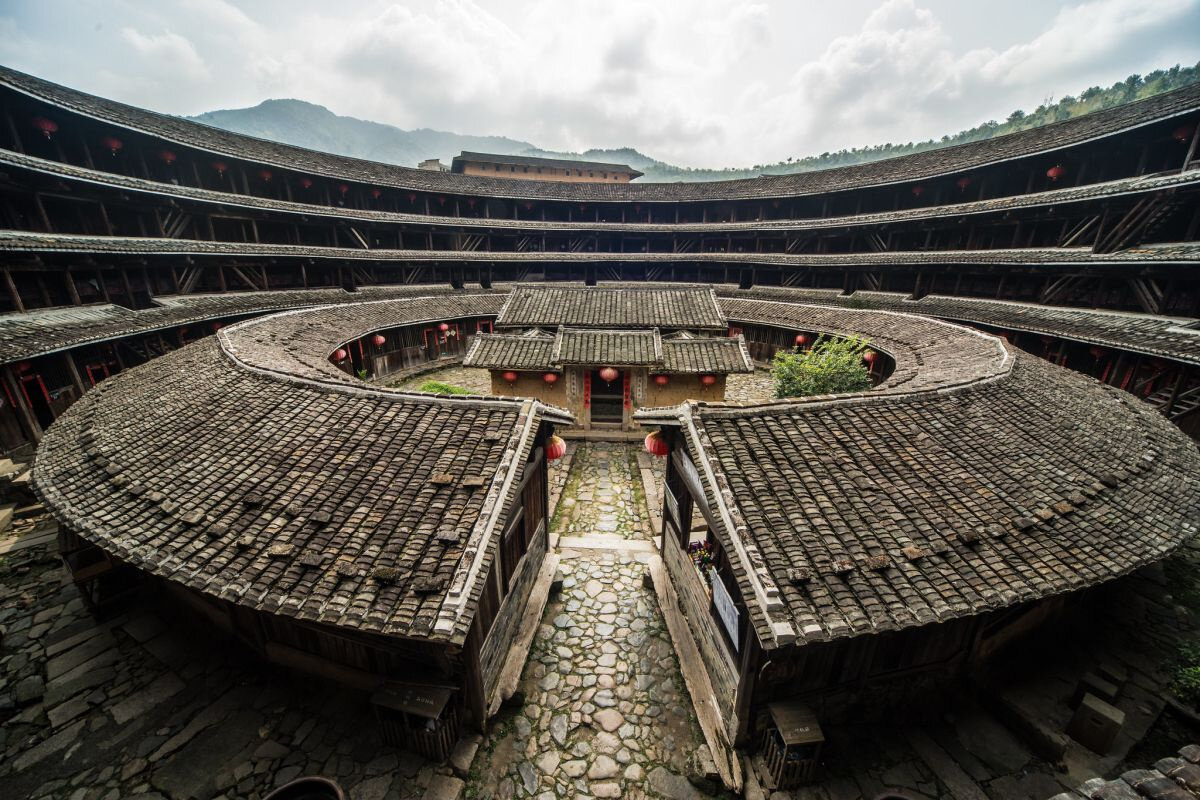 В китайской архитектуре жилой комплекс крепостного типа, распространённый в провинциях Фуцзянь и Гуандун. Бывают квадратной или круглой формы.-2