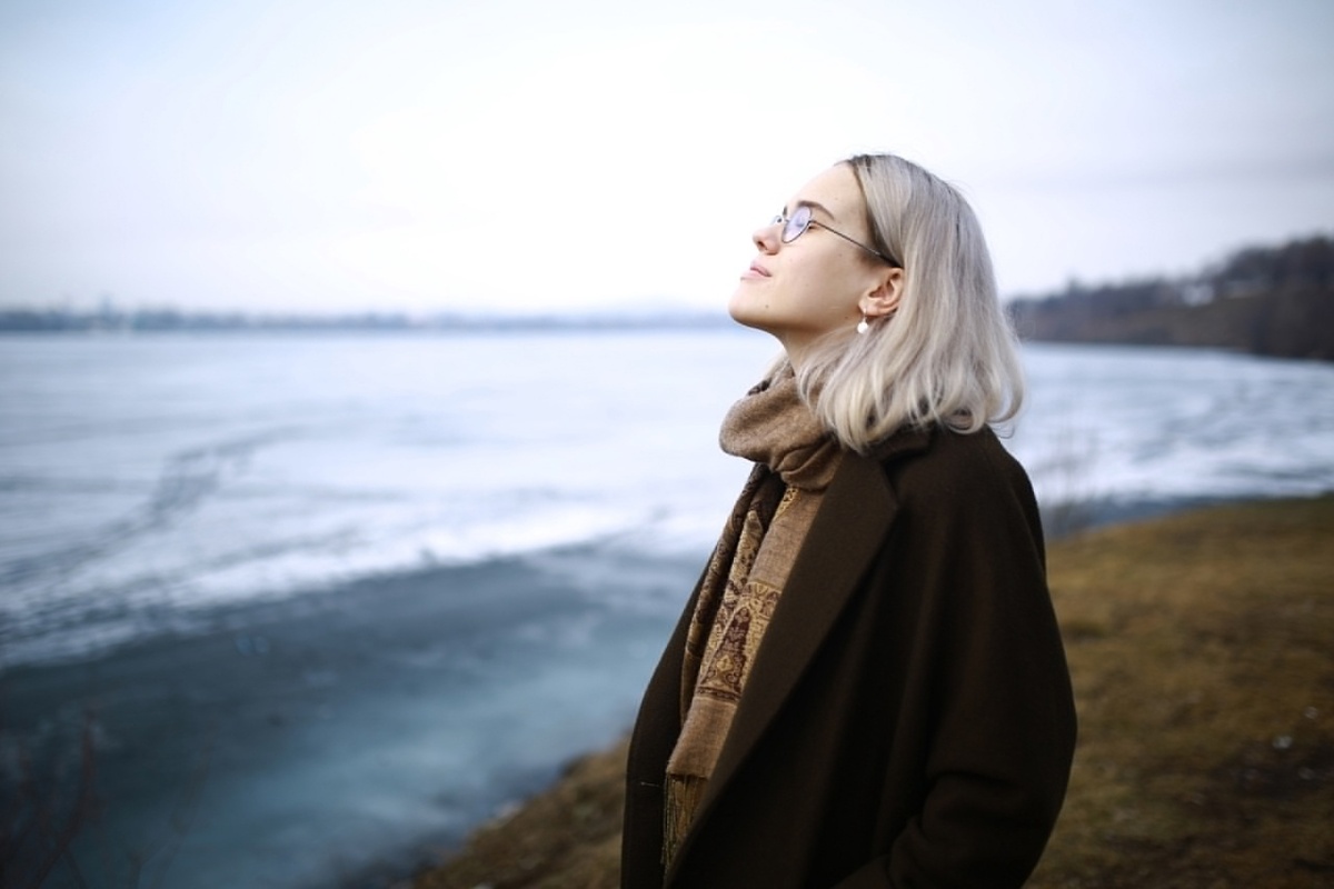 На фото —  единственное пальто и единственный шарф. 