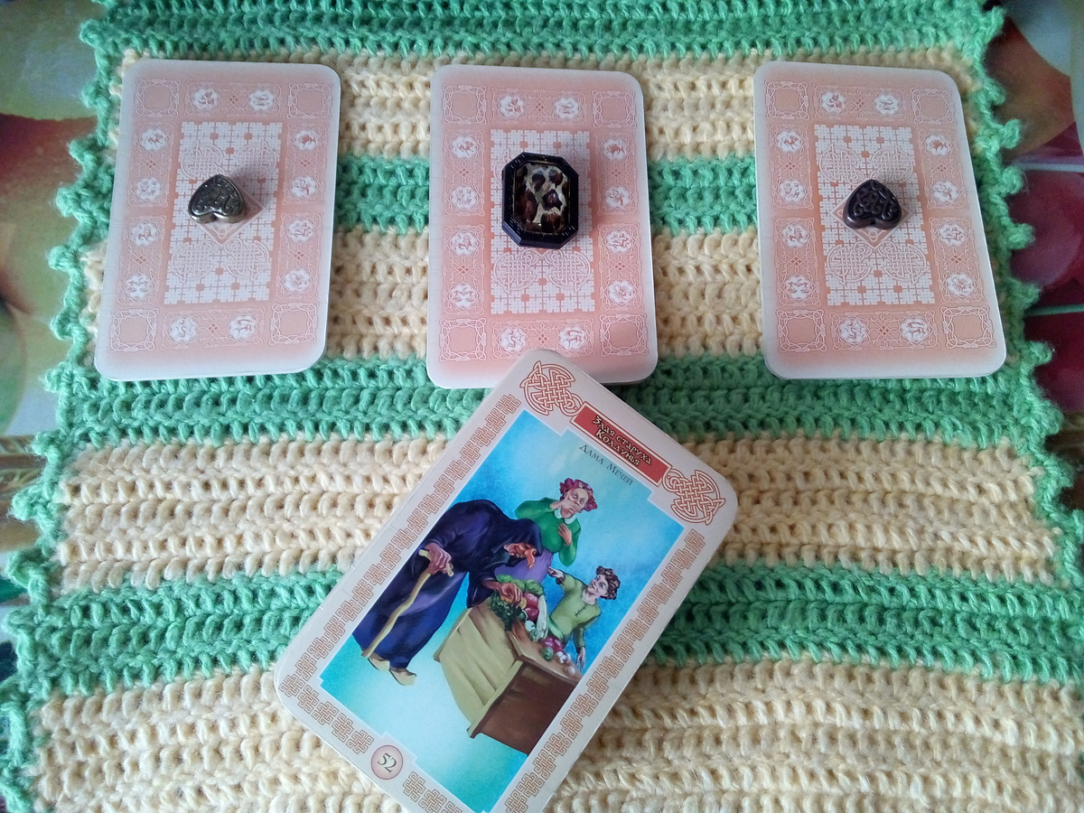 Варианты прогноза и карта на дне колоды, которая дает краткие рекомендации по процедурам красоты и состоянию здоровья на этот день. Фото автора