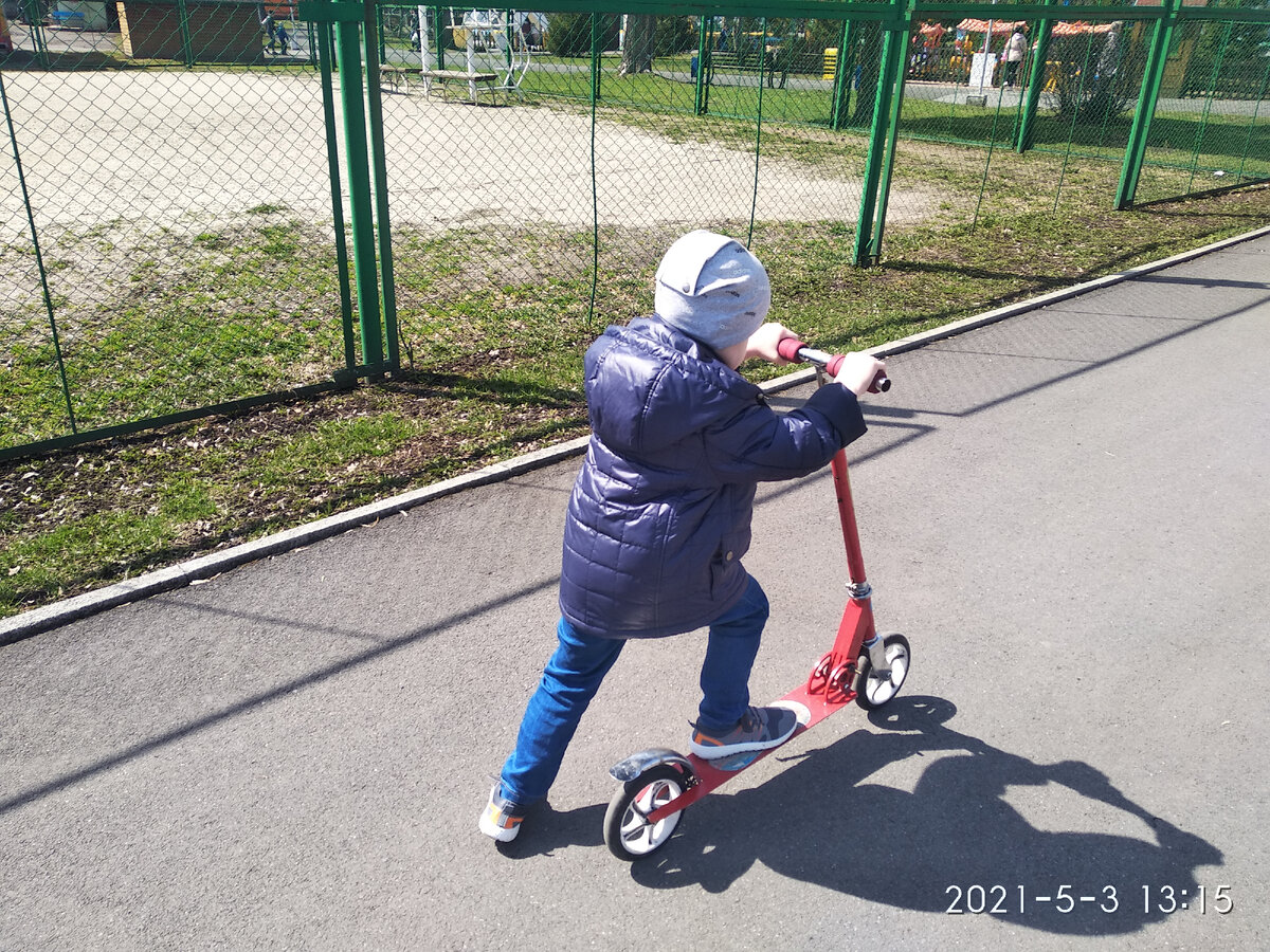 Скромный Паша на самокате