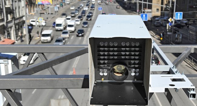 Патруль ГИБДД паркуется в самом аварийном участке дороги и фиксируют нарушения при помощи камеры смартфона. Как только нарушитель будет пойман, данные с камеры передаются сотрудникам ГИБДД