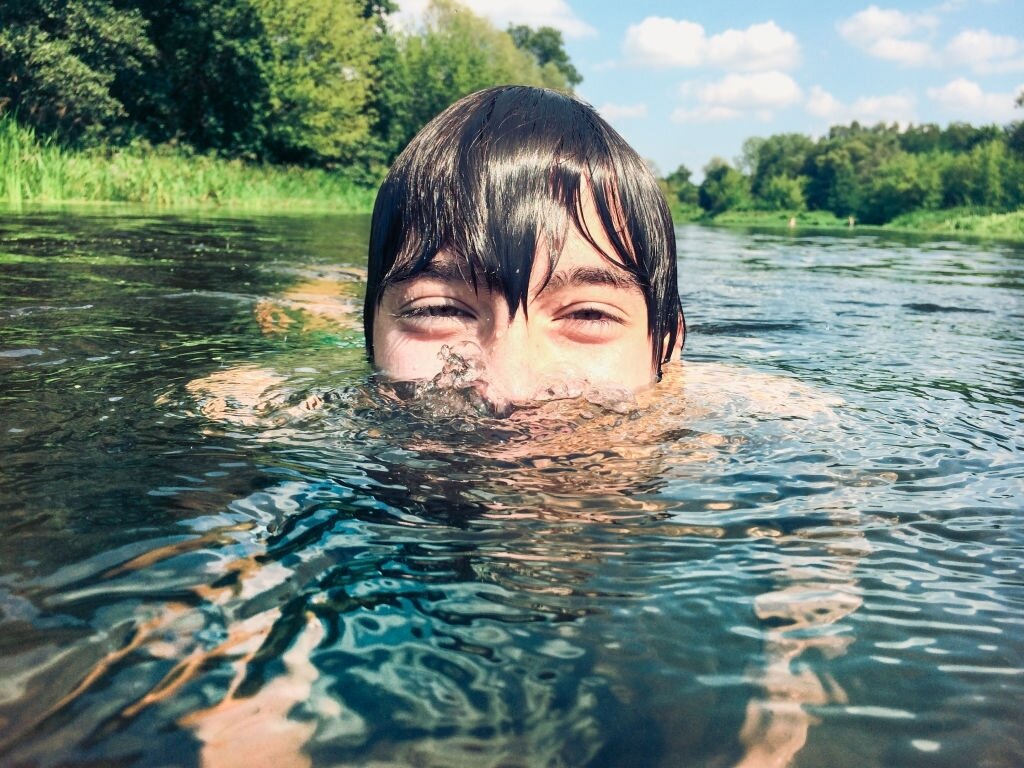 They swimming. Splashing in the Water. Пацан плюется водой в камеру. Мальчики брызгаются водой. Asian boys on the River.