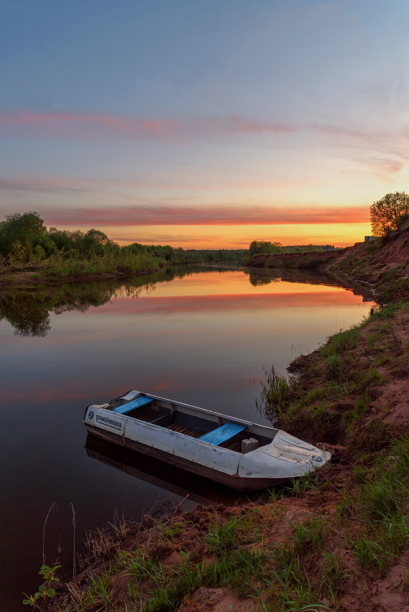 Закат на реке с видом на нашу лодочку романтика
