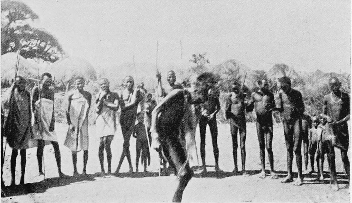 МАСАИ, ТУРКАНА, СУК, НАНДИ и т.д.  Эти племена, выставляют тела простых людей  на растерзание гнусам и хоронят своих вождей или главных знахарей под каменными глыбами. У них такие же неопределенные религиозные верования в бога неба, связанное с вызыванием дождя, колдовством и примитивной медициной. Их стиль танца заслуживает небольшого описания. Мужчины стоят полукругом или в форме подковы. 