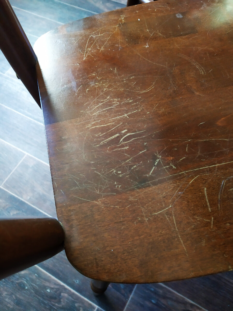 Царапины на стульях