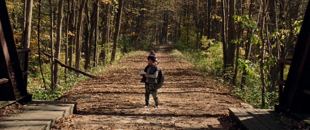 прогулки по лесу. головы в лесу ходить. сиреноголовый в лесу. пешие прогулки в лесу. человек идет в лес.