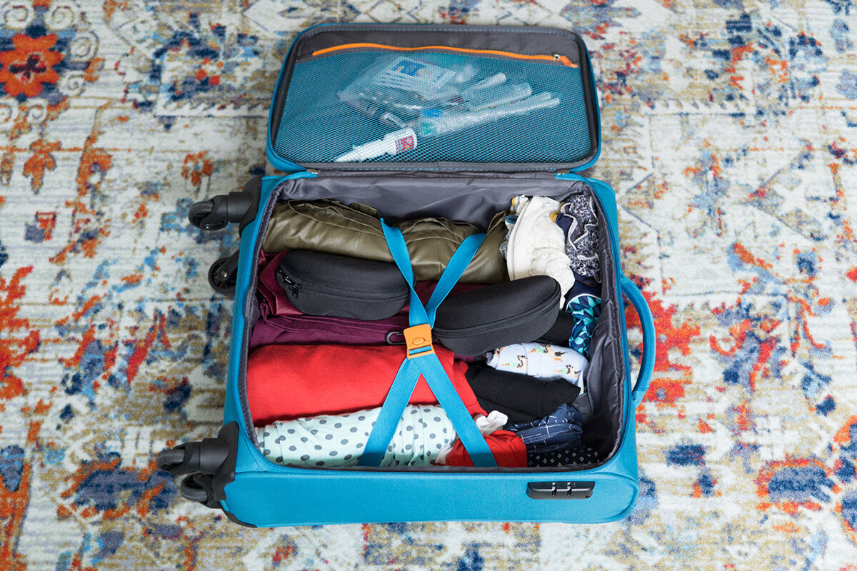 Вот так обычно выглядит наш с мужем чемодан.