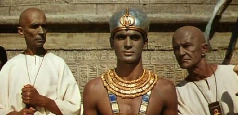 НО НА ДЕЛЕ ОН ШАГУ НЕ МОГ СТУПИТЬ БЕЗ *СОВЕТНИКОВ*. 