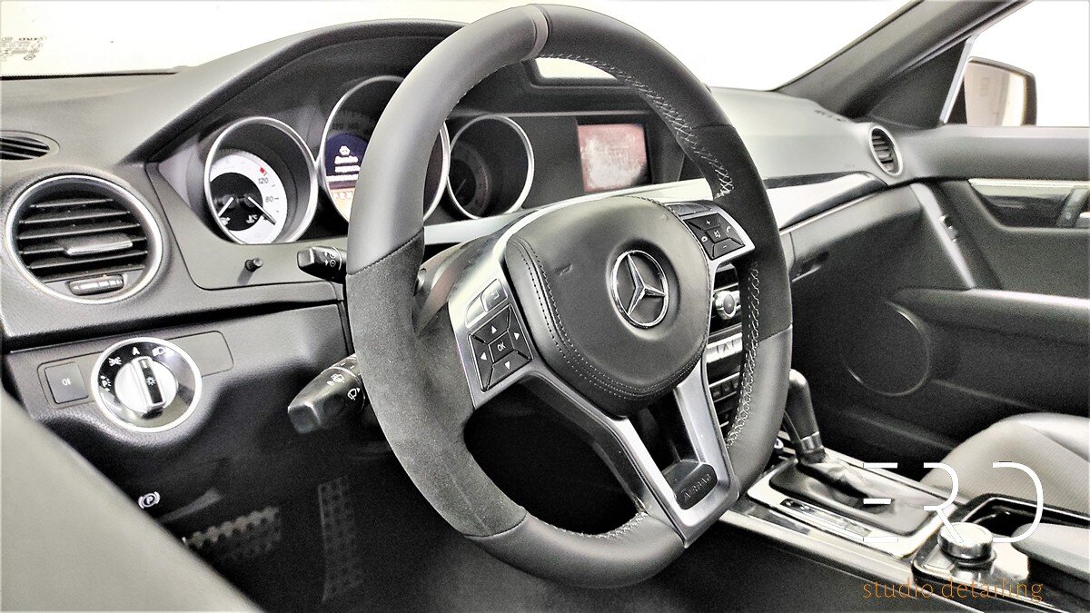 Руль из кожи и алькантары в машине