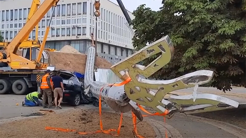 УПАВШИЙ ФЛАГШТОК. СКРИНШОТ YOUTUBE-КАНАЛА УНІАН 