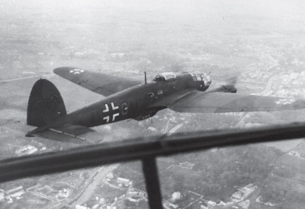 Heinkel He 111 приблизились к своей цели над Англией летом 1940 года. После того, как немецкие бомбардировщики лишились сопровождения Bf 109, они оказались очень уязвимы для нападений британских спитфайров и харрикейнов.