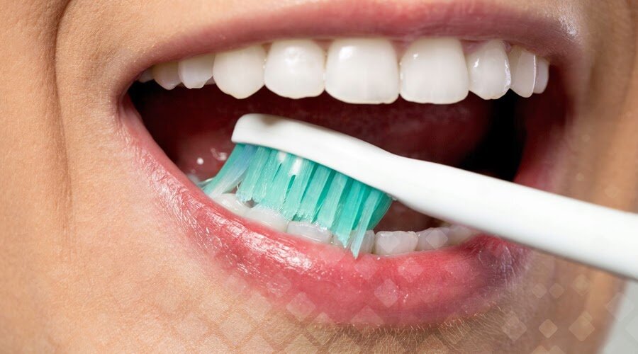 Многие даже не задумываются, как они чистят зубы. И выполняют эту процедуру изо дня в день неправильно. Фото: Яндекс.Картинки.