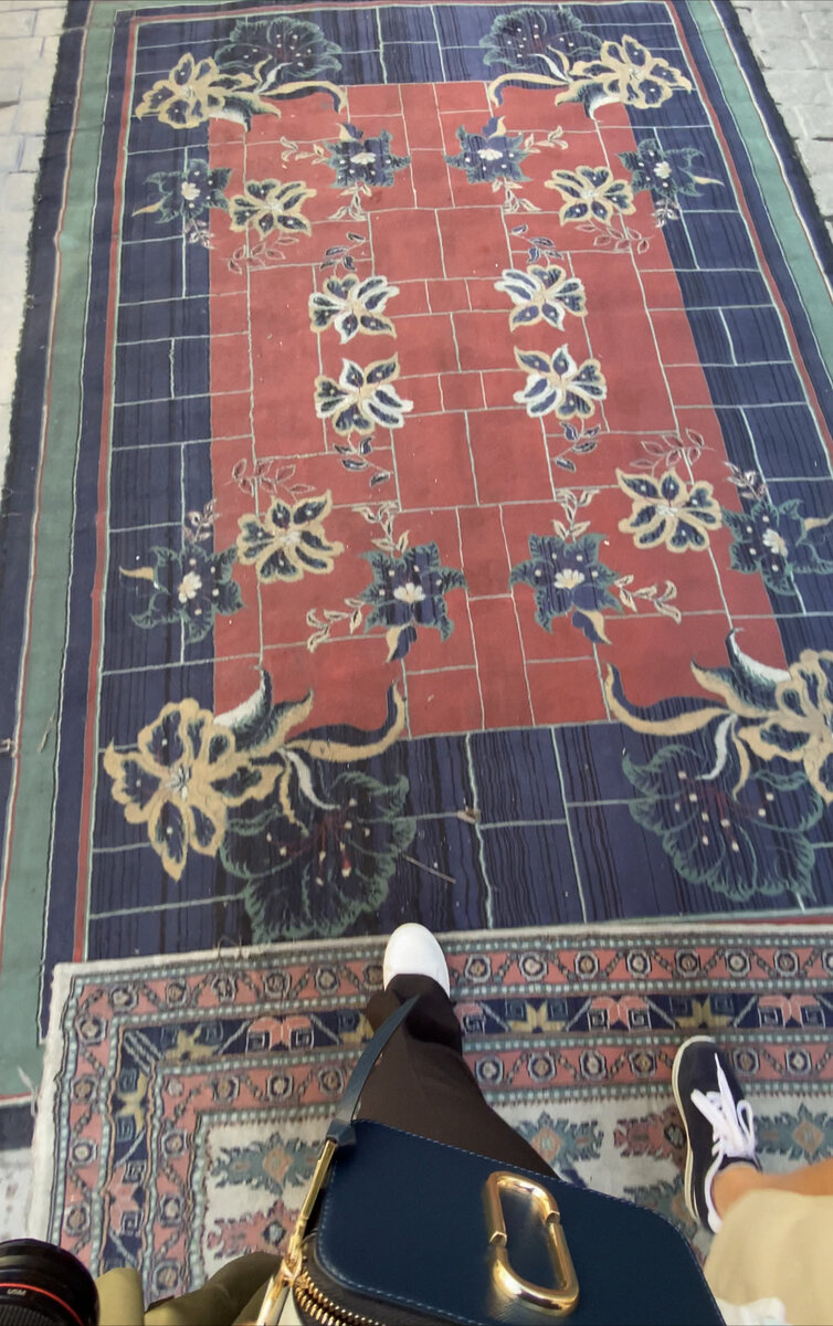 Принимаем участие в состаривании ковров