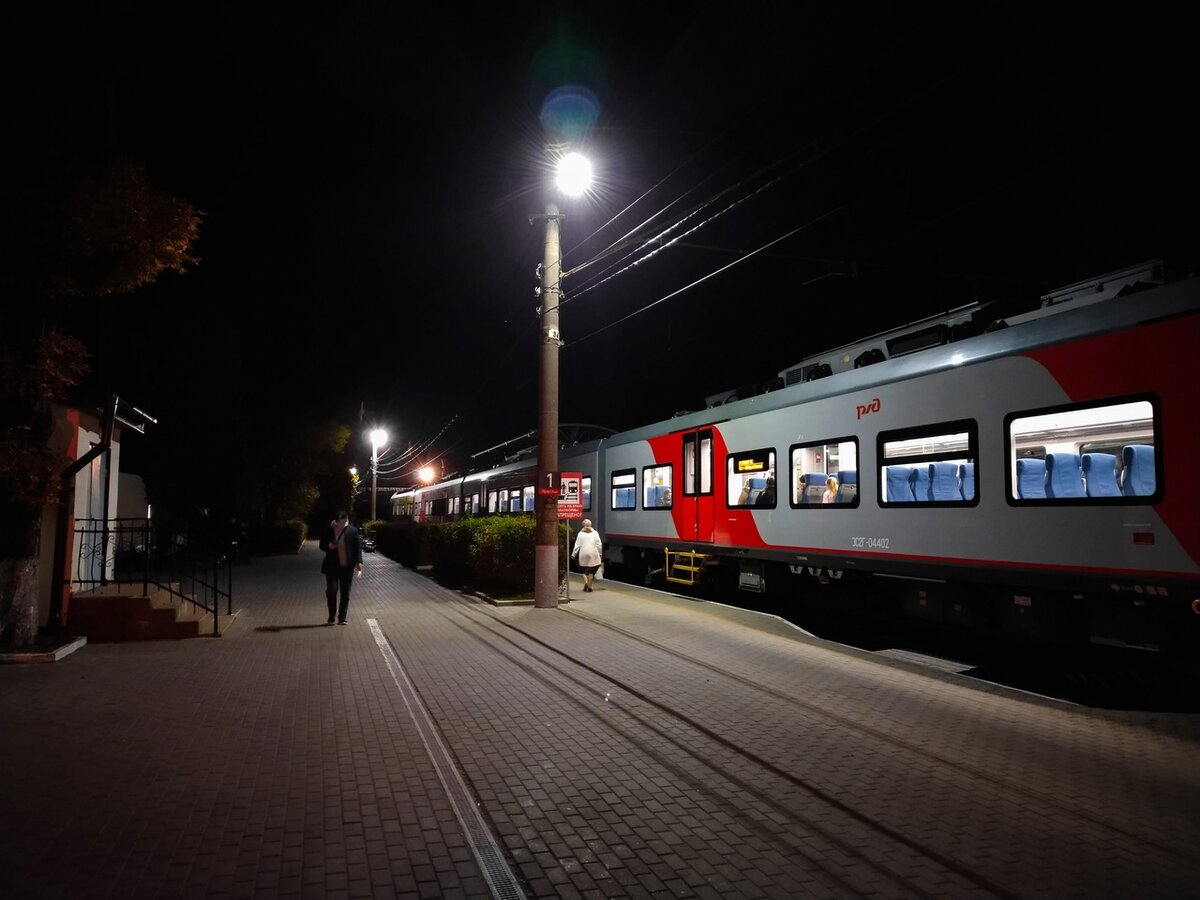 Платформа на вокзале Зеленоградск. Калининград-пассажирский. Зеленоградск новый станция. Обновленный вокзал Зеленоградск.