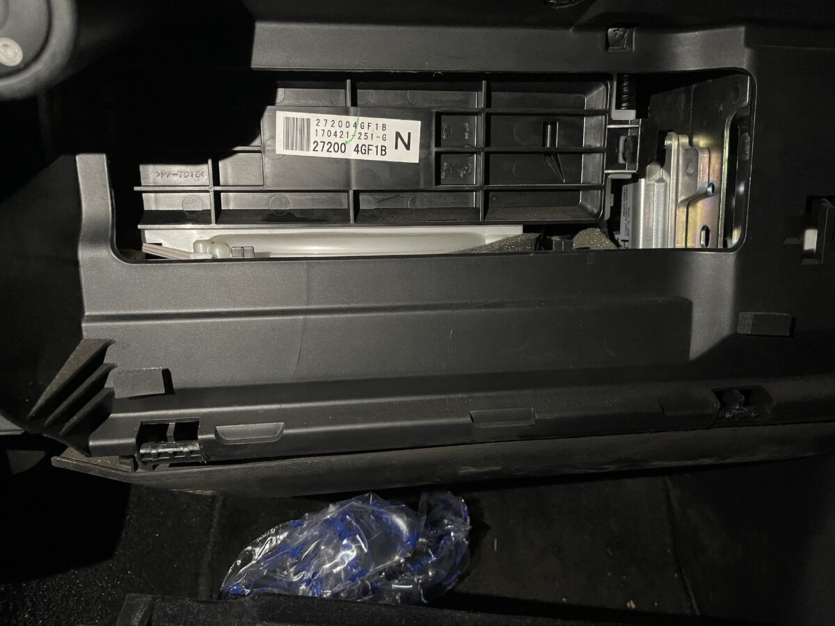 далее снимаем защитную пластину, которая закрывает фильтр