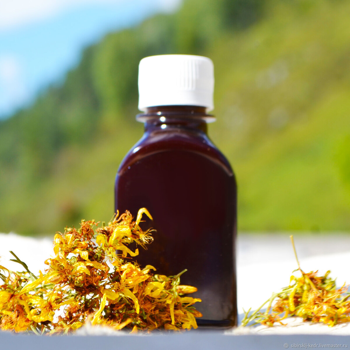 Масло настаиваем в темной посуде.