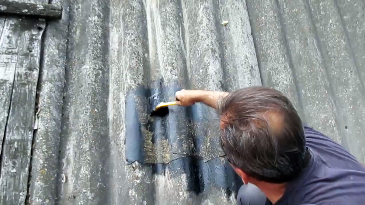 Дыры в шифере. Дырка в крыше. Трещина в шифере. Крыша шифер. Дырка в шифере.