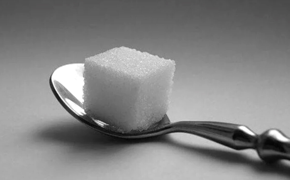 1 парень 1 ложка. Сахар рафинад 1 кусочек. Сахар в кубиках. Сахар кусочками. Кусок сахара рафинада.