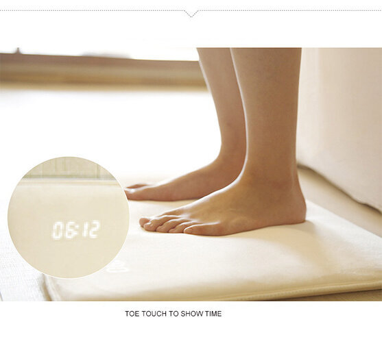 Также на самом коврике есть дисплей, на котором располагается время. Через USB порт вы сможете закачать ту мелодию, под которую вам захочется просыпаться.