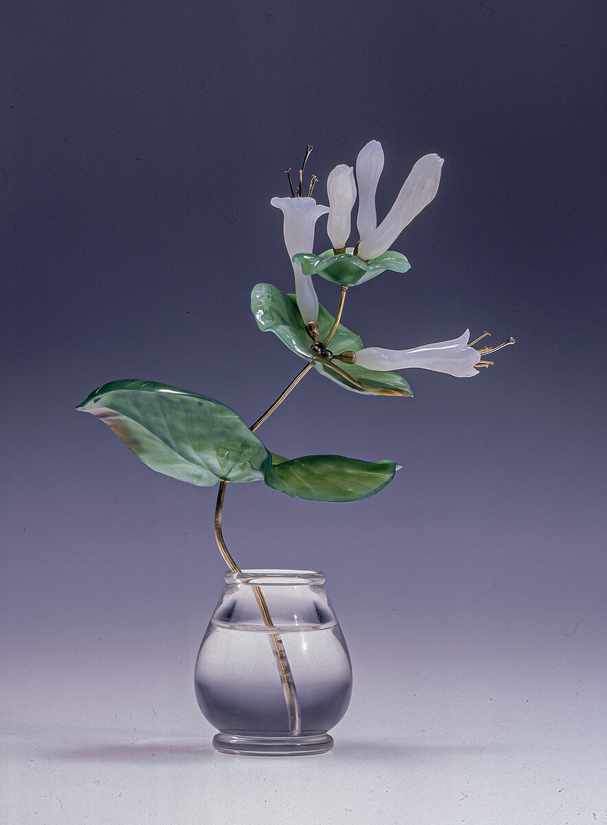 Букет "Жимолость". Горный хрусталь, белый и зелёный нефриты, золото, бриллианты. Фотография публикуется впервые. Школа камнерезного искусства. Санкт-Петербург. 1997 год. Фото: В. Кононов