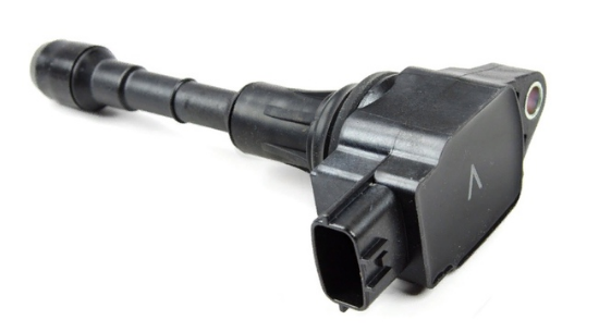 Основное назначение катушки – в нужный момент времени подать импульс высокого напряжения на свечу, для воспламенения топливной смеси. Катушка зажигания преобразует низковольтное напряжение бортовой сети в высоковольтный импульс. По своей сути катушка зажигания – это трансформатор электрической энергии с двумя обмотками, преобразовывающий напряжение бортовой сети автомобиля (12В) в высоковольтное напряжение (до 30 кВ).
В зависимости от производителя и поколения автомобиля встречаются разные виды систем зажигания:

- контактная
- бесконтактная
- электронная.

Все они включают в себя такой важный элемент как – катушка зажигания (в электронной системе она может быть не одна!).

- В модуле управления катушкой предусмотрены защитные схемы и фильтры радиопомех, исключающие влияние системы зажигания (электромагнитные наводки) на электронные и мультимедийные системы автомобиля;
- Использование современных технологий и высококачественных материалов и полностью автоматизированных производственных линий позволяют нам производить высокоэффективные катушки зажигания;
- Использование высококачественных диодов в обмотках зажигания, которые исключают выброс импульса в момент заряда катушки зажигания;
- Использование высококачественного сердечника, что позволяет снизить нагрев катушки зажигания
